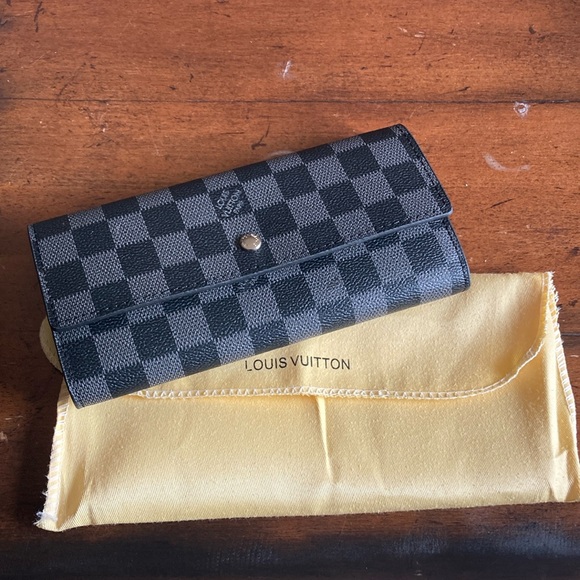 Louis Vuitton Damier Graphite Wallet *Like New* - Picture 1 of 7